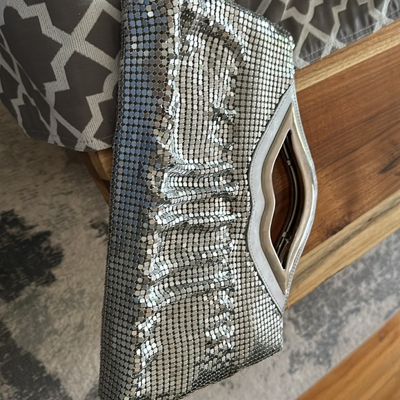 Metallic evening bag with lip-shaped handle - Picture 2 of 2